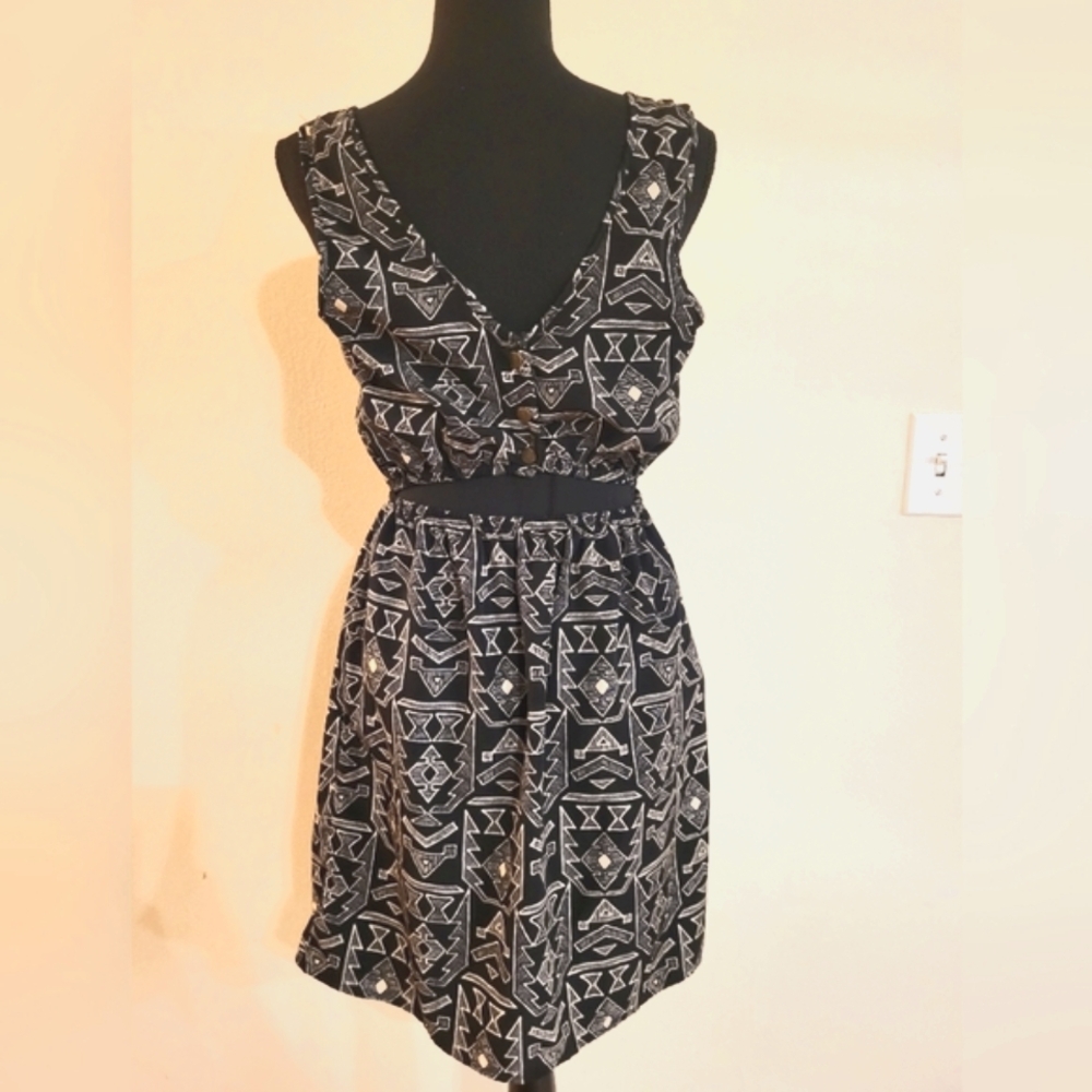 "One Clothing" Black and Cream Mini‎ Dress W/Geometric Print (Size Medium) - Picture 6 of 13